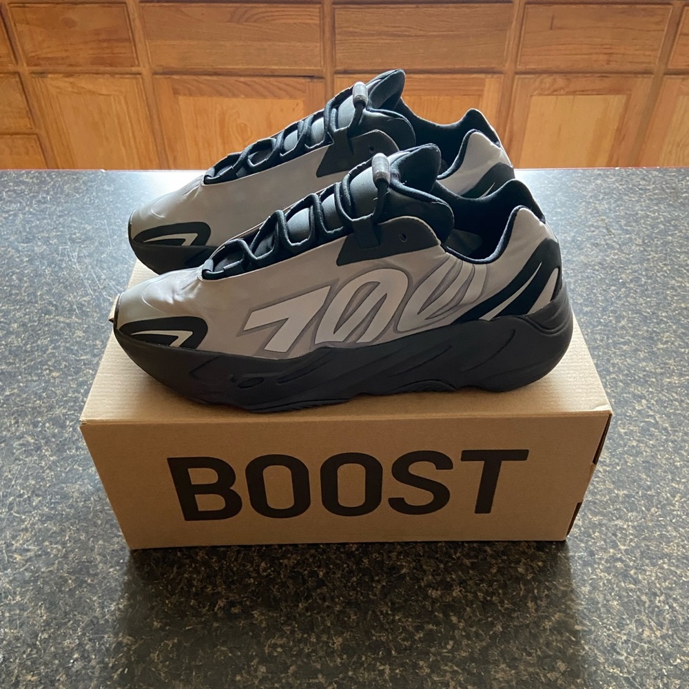 YEEZY 700 MNVN " Metallic" SIZE 10.5 MENS